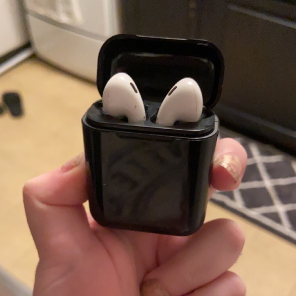 Air pods! slightly used but in amazing condition